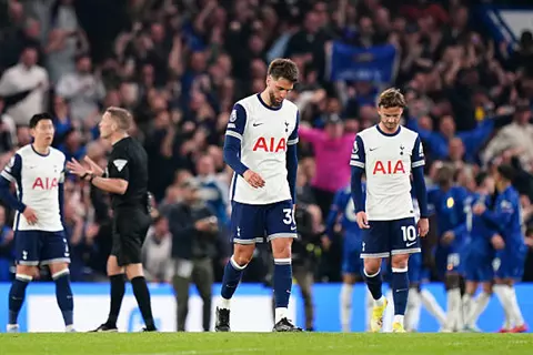 الموسم الأسوأ منذ 1977.. توتنهام يواصل الانهيار مع بوستيكوجلو